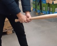 В Кохме женщина избила битой своих выпивающих соседей