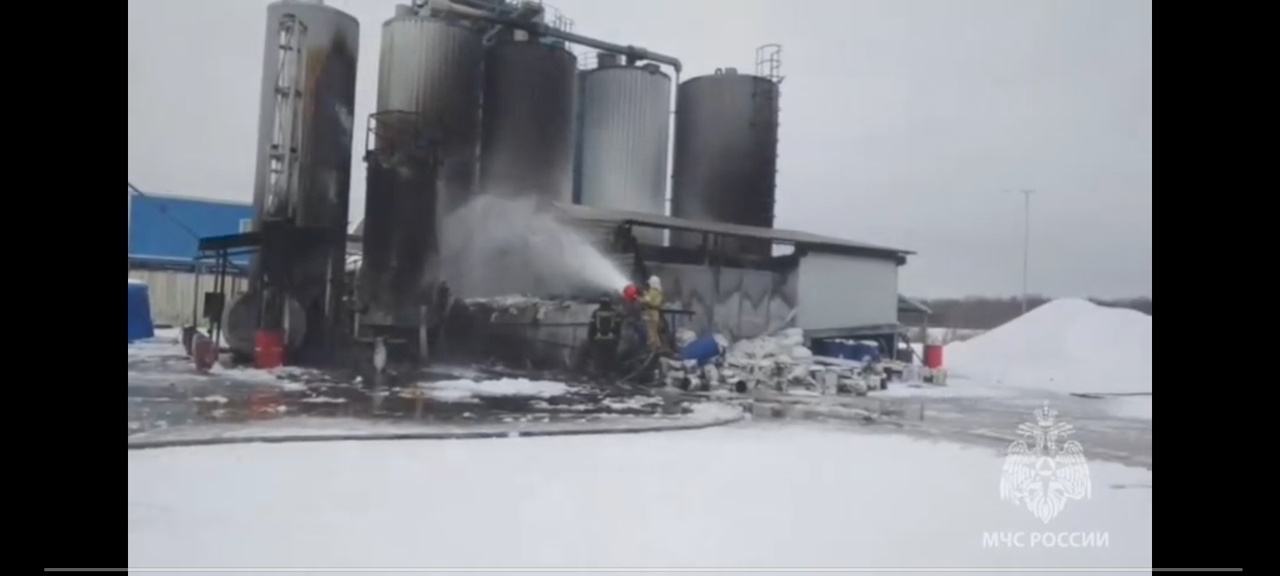 На асфальтовом заводе в Новгородском районе произошёл крупный пожар