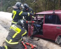 В Ивановской области спасатели вытащили водителя из покореженной машины после ДТП