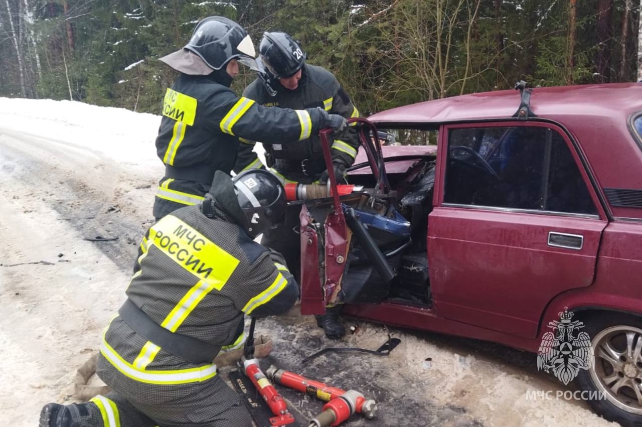 В Ивановской области спасатели вытащили водителя из покореженной машины после ДТП