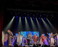 Член политического совета Вартерес Самургашев, в канун празднования Нового года предоставил 100 билетов на интерактивный мюзикл «Волшебное зазеркалье»