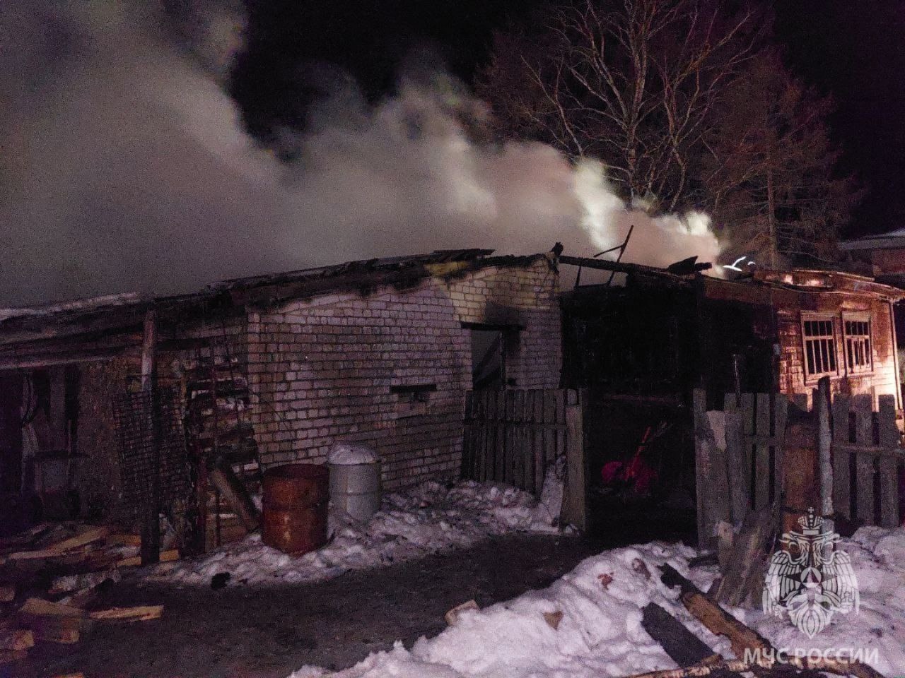 В Юрьевецком районе сгорели дом и пристройка