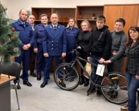 В Рязанской области сотрудники прокуратуры подарили мальчику из поселка Шилово велосипед