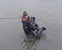 В городе Рязани спасатели отряда «Salus» вытащили из пруда детскую коляску