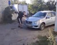 разбил машину молотком