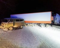 В Тамбовской области фура врезалась в стоявшую на аварийке «буханку»