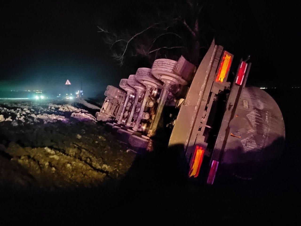 бензовоз опрокинулся