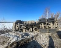 грузовик опрокинулся