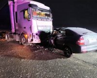 В пригороде Тамбова в лобовой аварии фуры и «Приоры» погиб водитель