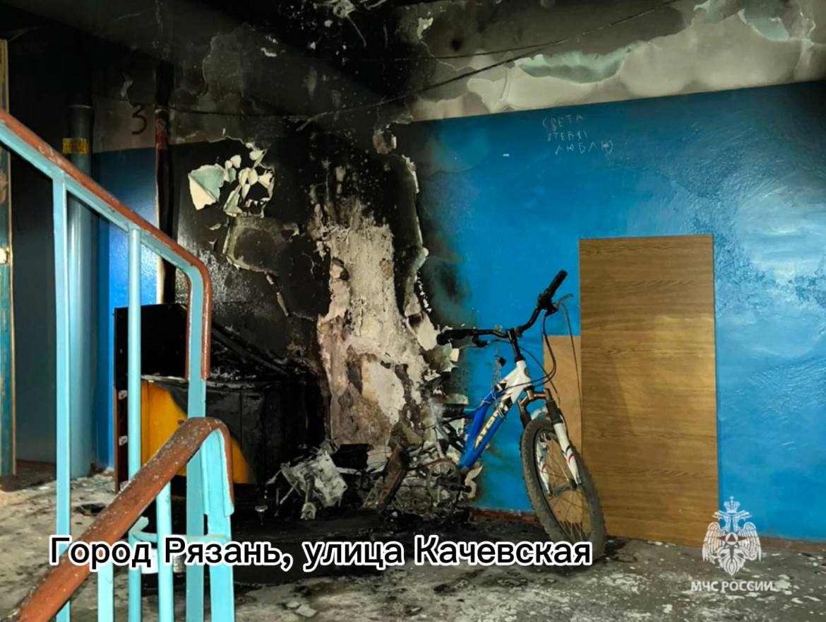 В городе Рязани в многоквартирном доме загорелся подъезд