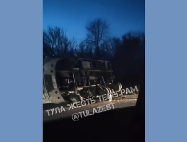 В Тульской области от удара с легковушкой грузовик упал на обочину