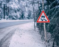 В Рязанской области пьяный мужчина угнал у приятеля «Ниву», и по дороге машина врезалась в дерево