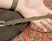 Житель Рязанской области Александр Ремнев делает браслеты из паракорда для наших бойцов