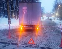 В Великом Новгороде, двигаясь задом, «ГАЗель» наехала на пенсионера