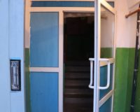 убил в подъезде