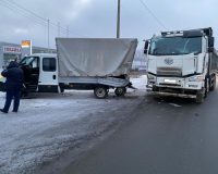 В городе Рязани грузовик после столкновения с самосвалом сбил молодого пешехода