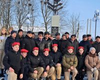 Поклонимся, люди, бессмертным героям...