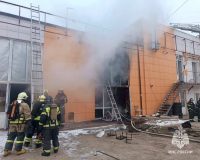 Из пожара в Шинном центре Новомосковска росгвардейцы спасли двух работников