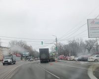 В Туле на Рязанке грузовик «притер» на перекрестке кроссовер