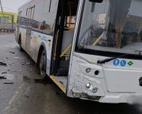 В городе Рязани столкнулись легковой автомобиль и автобус