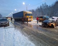 В Тульской области во время сильного снегопада фура протаранила иномарку