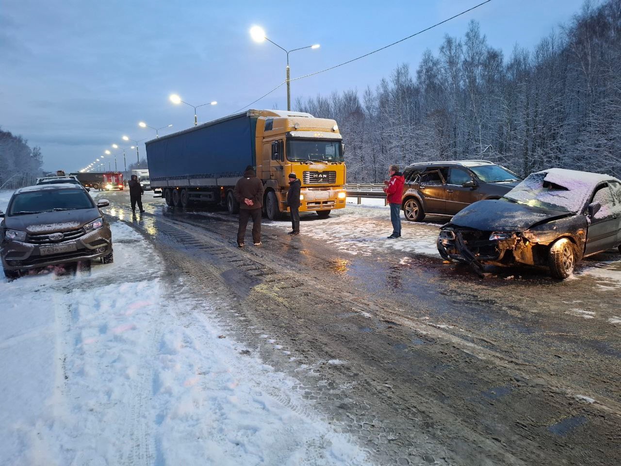 В Тульской области во время сильного снегопада фура протаранила иномарку