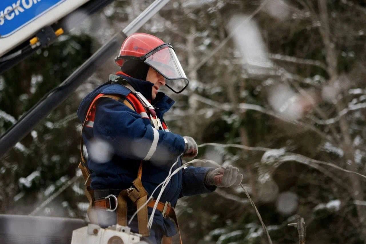 Жители восьми районов Новгородской области остаются без электричества