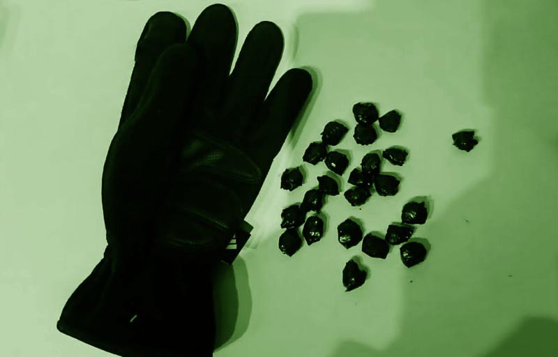 В Боровичах полицейские задержали мужчину и женщину в момент закладки наркотиков