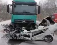 В Тамбовской области водитель «Гранты» погиб в аварии с двумя фурами