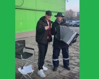 Тульский певец SHAMAN приехал на родину и спел с уличным музыкантом