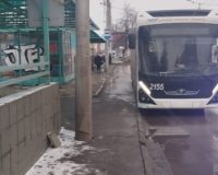 В Рязани водитель начал движение троллейбуса, и 77-летняя пассажирка резко упала