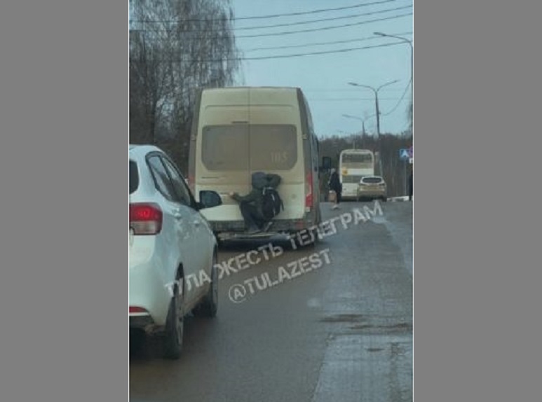 В Щекино Тульской области школьник катается на бамперах маршруток