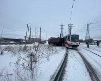 грузовик разбил трамвай