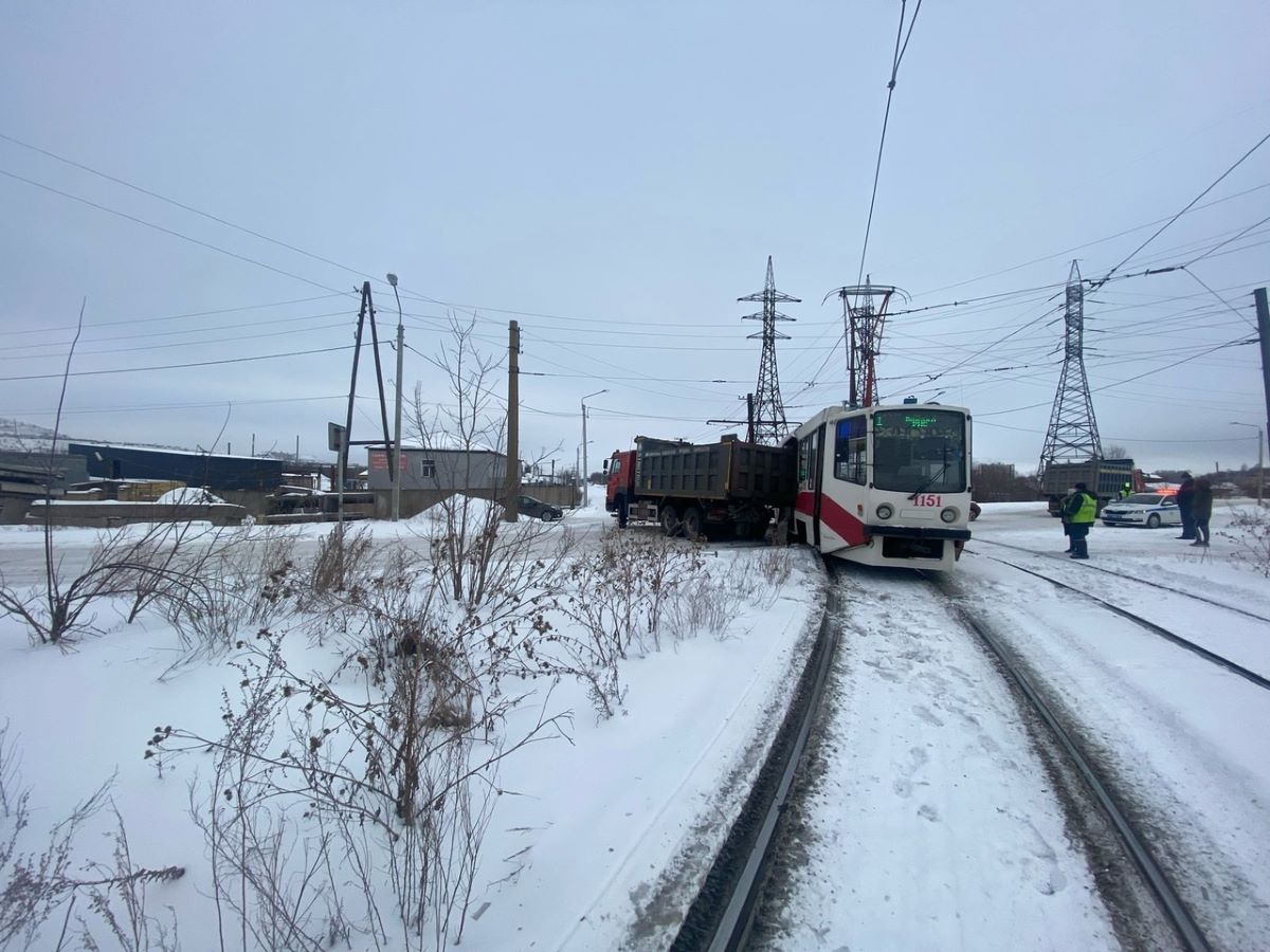 грузовик разбил трамвай