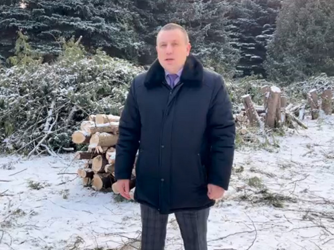 Глава города Донского ответил на вопрос по вырубки туй на Братской могиле