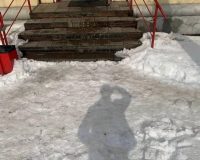 лед упал на ребенка