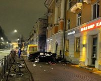 В Новгороде в ста метрах от здания областного УМВД автомобиль врезался в жилой дом