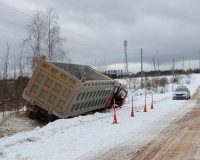 В Окуловском районе фура вылетела на обочину