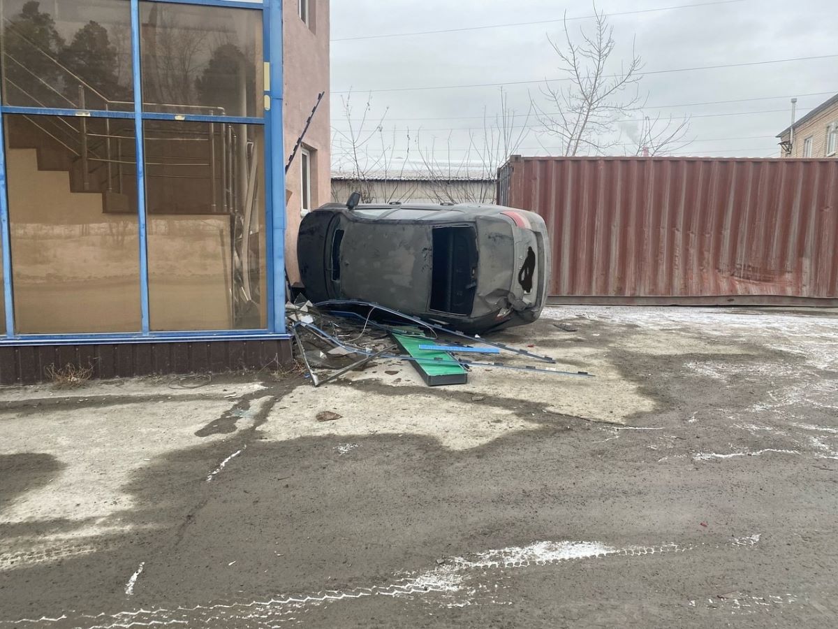 машина врезалась в здание