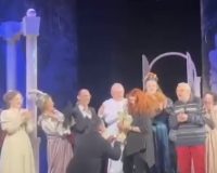 В Рязани на сцене Театра кукол мужчина сделал предложение своей избраннице