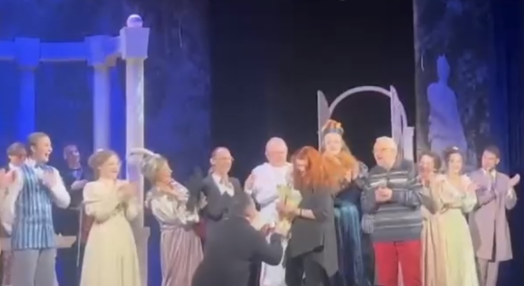 В Рязани на сцене Театра кукол мужчина сделал предложение своей избраннице