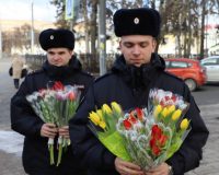 Рязанские полиции на улицах города поздравили женщин с наступающим Международным женским днем