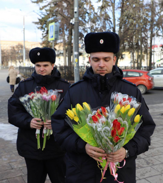 Рязанские полиции на улицах города поздравили женщин с наступающим Международным женским днем