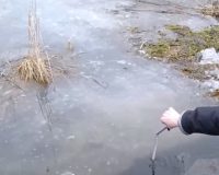 Дети ходят рядом с глубокими канавами, заполненными водой