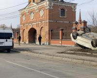 В Рязани около ворот Троицкого мужского монастыря столкнулись легковушка и маршрутка