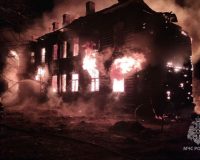 В Юже заброшенный дом сгорел дотла