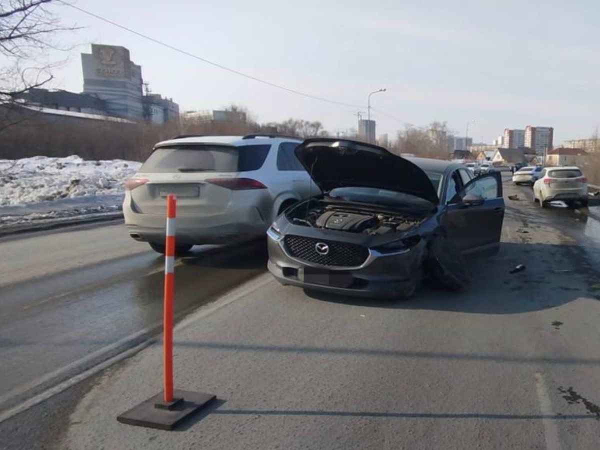 три автомобиля столкнулись около Родника в Челябинске