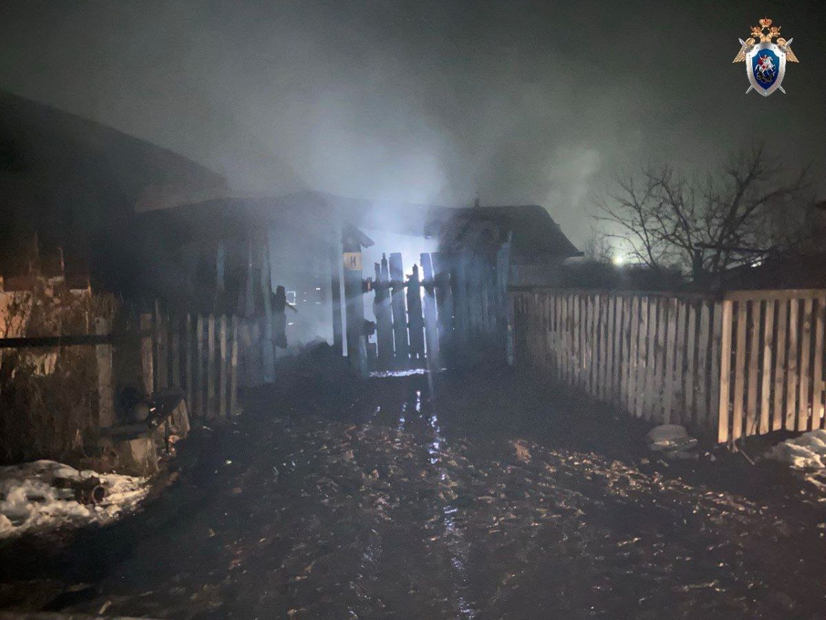 загорелся дом с тремя детьми внутри