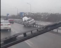 В городе Рязани легковой автомобиль повис на дорожном ограждении