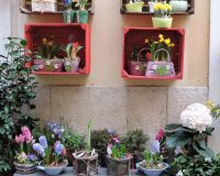 В Рязани продавец цветочного ларька была вынуждена доверить супругу свое рабочее место, и это привело к серьезным проблемам для обоих